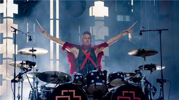 Rammstein-Schlagzeuger: Till hat sich von uns entfernt Rammstein-Schlagzeuger Christoph Schneider hat sich auf Instagram zu den Vorwürfen geäußert.