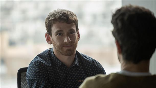 Ramon Pujol (l) als Ramon in der spanischen Produktion „Smiley“. Die Serie ist auf Netflix verfügbar.