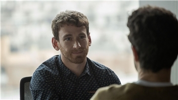 Ramon Pujol (l) als Ramon in der spanischen Produktion „Smiley“. Die Serie ist auf Netflix verfügbar.