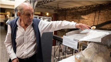 Ramon Sabella, Überlebender des Flugunfalls, erzählt seine Erfahrungen im Museum Anden 1972.