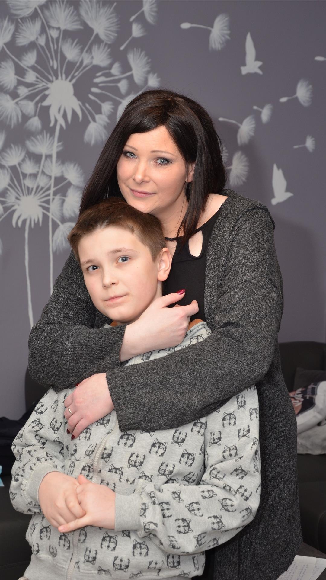 Ramona Nauck sitzt mit ihrem Sohn Dean im heimischen Wohnzimmer. Der Junge leidet an Asperger-Autismus und ADHS.