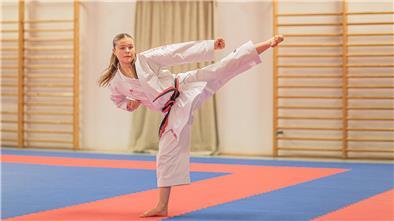 Rani Wienbeck zeigt eine Karate-Übung.