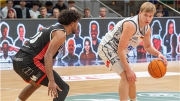 Raphael Falkenthal (rechts) ist mit den Eisbären Bremerhaven bei den Nürnberg Falcons zu Gast.