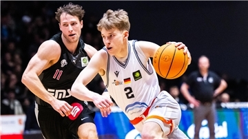 Ein Basketballer dribbelt an einem Gegenspieler vorbei. Dabei handelt sich um Raphael Falkenthal, Neuzugang der Eisbären Bremerhaven. 