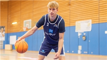 Ein Basketballer zeigt ein Dribbling. Dabei handelt es sich um Rapahel Falkenthal von den Eisbären Bremerhaven.