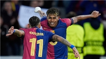 Raphinha und Lamine Yamal (rechts) jubeln über das Führungstor für Barcelona