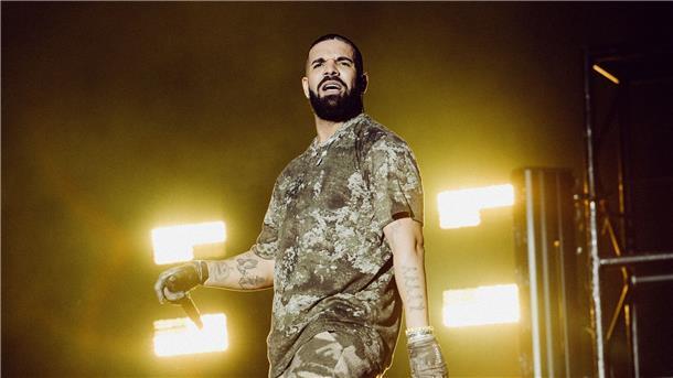 „Her Loss“: Drake kündigt gemeinsames Album mit 21 Savage an Rapper Drake bei seinem Überraschungsauftritt beim Wireless Festival in London.