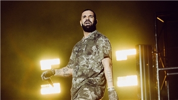 Rapper Drake bei seinem Überraschungsauftritt beim Wireless Festival in London.