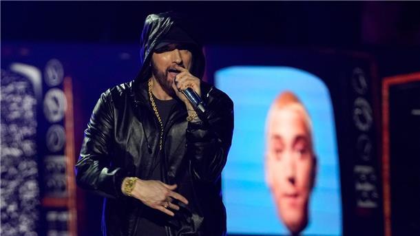 Rapper Eiminem bei der  Einführungszeremonie der Rock & Roll Hall of Fame 2022.