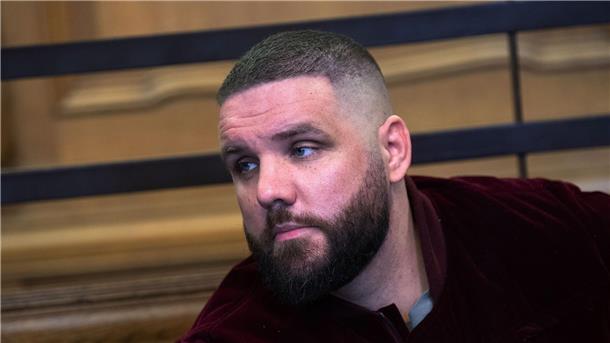 Rapper Fler sitzt während eines Prozesses im Amtsgericht Berlin-Tiergarten.