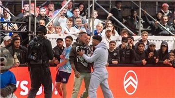 Rapper Kontra K und Influencer Nader El-Jindaoui gerieten bei der Baller League aneinander.