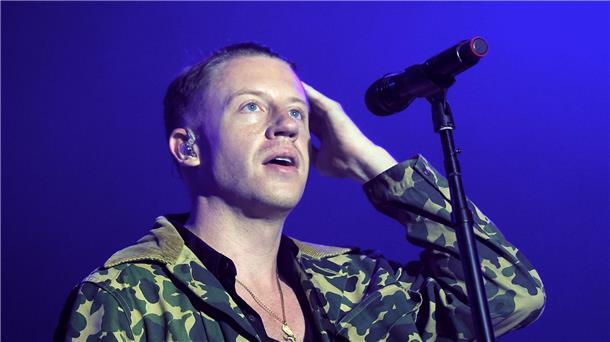 Macklemore im Team-Work mit seiner kleinen Tochter Rapper Macklemore (Ben Haggerty) beim Lollapalooza Festival 2015 in Berlin.