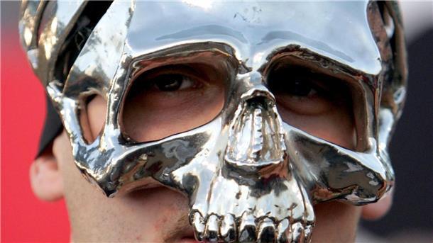 Rapper Sido, das Gesicht versteckt hinter einer silbernen Totenkopfmaske.
