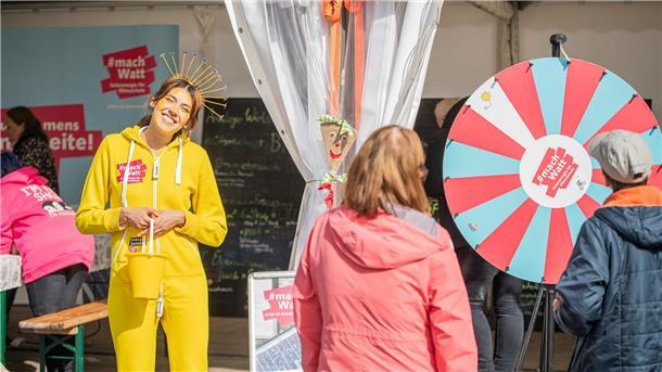 Raquel Freiheit bringt mit Sonnenkranz und guter Laune Energie ins Schaufenster Fischereihafen.