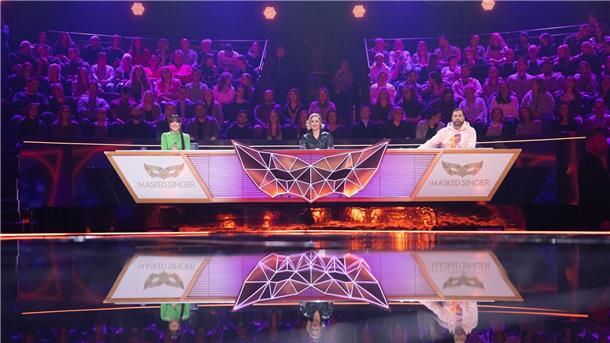 „The Masked Singer“ geht ins Finale Rategast Carolin Kebekus (l-r), Ruth Moschner und Rea Garvey aus dem Rateteam am Ratepult.