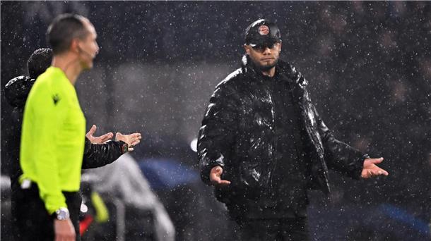 Ratlos! Bayern-Coach Vincent Kompany muss mit den Bayern in der Champions League wohl in die Playoffs.