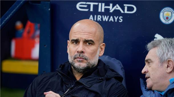 FC Liverpool titelreif: 2:0 bei Manchester City Ratlos: Pep Guardiola steckt mit Manchester City weiter tief in der Krise.