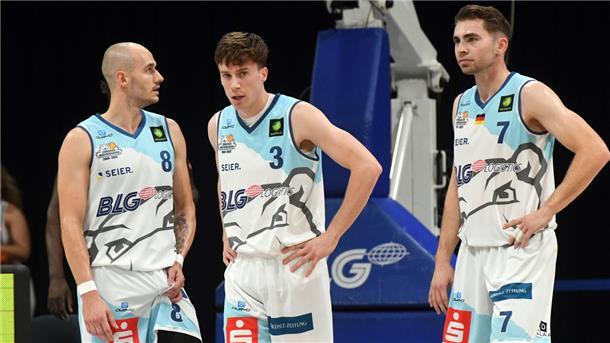 Ratlosigkeit herrschte bei den Eisbären-Profis (von links) Simon Krajcovic, Matt Frierson und Adrian Breitlauch.