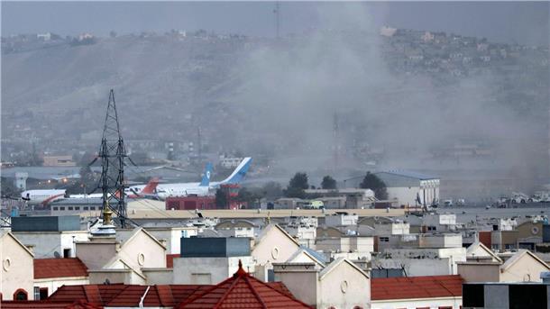 Taliban töten IS-Drahtzieher hinter Anschlag in Kabul Rauch steigt am 26.08.2021 nach der tödlichen Explosion vor dem Flughafen in Afghanistans Hauptstadt Kabul auf.