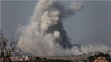 Rauch steigt am Ende einer siebentägigen Waffenruhe im Gazastreifen auf.