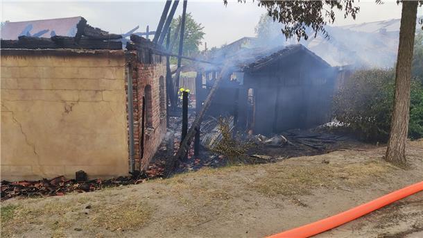 Brand im Freizeitpark Karls Erlebnis-Dorf - Zehn Verletzte Rauch steigt auf dem Gelände des Freizeitparks auf.