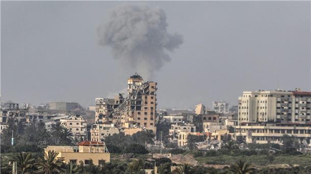Israel: Minister Gantz will 7. Oktober untersuchen lassen Rauch steigt auf nach einem israelischen Luftangriff in Gaza-Stadt.