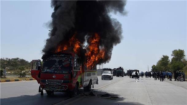 Pakistans Regierung gegen Ex-Premier Khan in der Offensive Rauch steigt aus einem brennenden Bus während Zusammenstößen von Anhängern des ehemaligen pakistanischen Premierministers Khan und der Polizei.