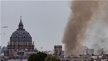 Rauch steigt aus einem Gebäude am Place Alphonse-Laveran in der Nähe des Doms des Val de Grace (l) in Paris auf.