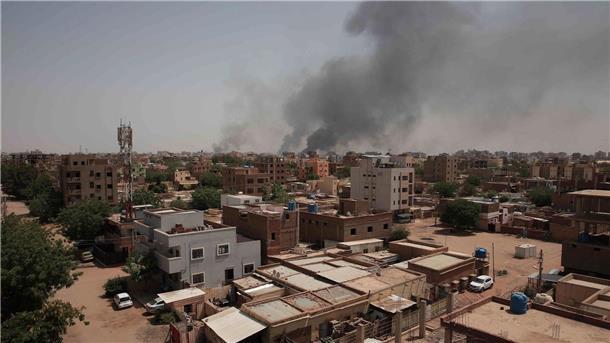 UN: 185 Tote im Sudan - EU-Botschafter angegriffen Rauch steigt aus einem zentralen Viertel von Khartum auf.