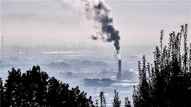 Kein Schadenersatz für Erkrankte wegen Luftverschmutzung Rauch steigt aus einer Fabrik im Südosten Frankreichs.
