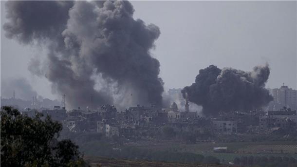 Bericht: Israel verschiebt Bodenoffensive wegen des Wetters Rauch steigt im Gazastreifen nach einem israelischen Luftangriff auf.