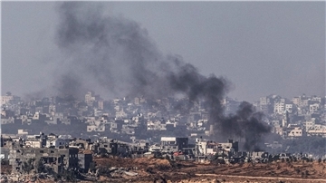Rauch steigt nach dem Ende der Waffenruhe nach einem israelischen Luftangriff im Gazastreifen auf.