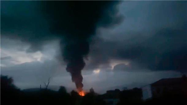Rauch steigt nach der Explosion eines Tanklagers in Berg-Karabach auf.
