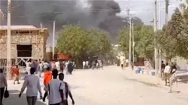 Lkw-Bombe in Somalia: Zahl der Toten steigt auf 20 Rauch steigt nach der Explosion über Beledweyne auf (Videostandbild vom 23.09.2023).