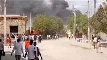 Rauch steigt nach der Explosion über Beledweyne auf (Videostandbild vom 23.09.2023).