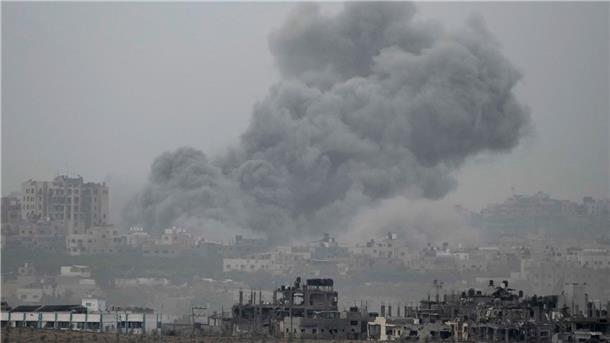 Gazastreifen: Israel sichert Fluchtkorridor bis 15 Uhr zu Rauch steigt nach einem israelischen Luftangriff auf den Gazastreifen auf.