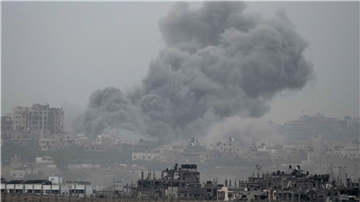 Rauch steigt nach einem israelischen Luftangriff auf den Gazastreifen auf.