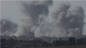 Rauch steigt nach einem israelischen Luftangriff auf den Gazastreifen auf.