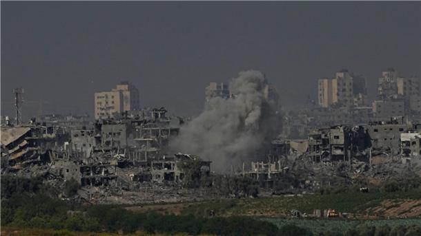 Rauch steigt nach einem israelischen Luftangriff im Gazastreifen auf.