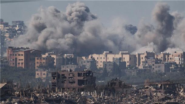 Geiselabkommen von Israel und Hamas wird konkreter Rauch steigt nach einem israelischen Luftangriff im Gazastreifen auf - vom Süden Israels aus gesehen.