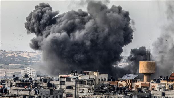 Bericht: Israel bietet neue Feuerpause an Rauch steigt nach einem israelischen Luftangriff in Rafah auf.