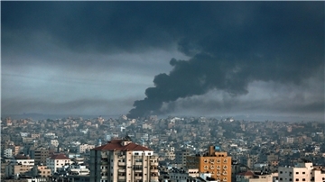 Rauch steigt nach israelischen Luftangriffen im Gazastreifen auf. Der Konflikt geht Jahre zurück.