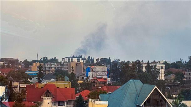 Warum wollen Rebellen den Ostkongo kontrollieren? Rauch steigt über der Provinzhauptstadt Goma auf. (Archivbild)