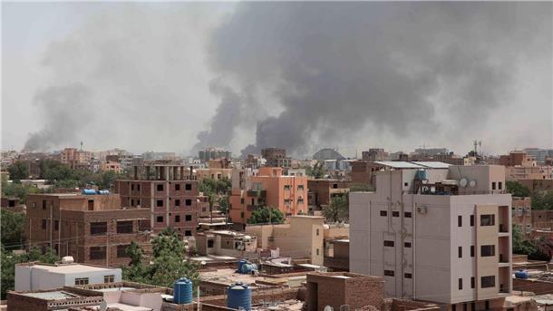 Rauch steigt über der Stadt Khartum im Sudan auf.