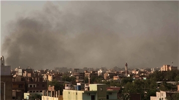 Rauch steigt über der sudanesischen Hauptstadt Khartum auf.