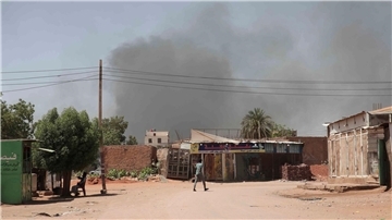 Rauch steigt über Khartum auf. Viele Menschen fliehen vor dem Konflikt im Sudan.