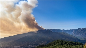 Rauch steigt von einem Waldbrand auf. Das seit Samstagmorgen in der Nähe der Ortschaft Puntagorda im Nordwesten der Insel La Palma wütende Feuer hat knapp 4000 Hektar erfasst.