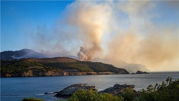 Rauch steigt von einem Waldbrand in den Gemeinden Colera und Portbou in Katalonien auf.