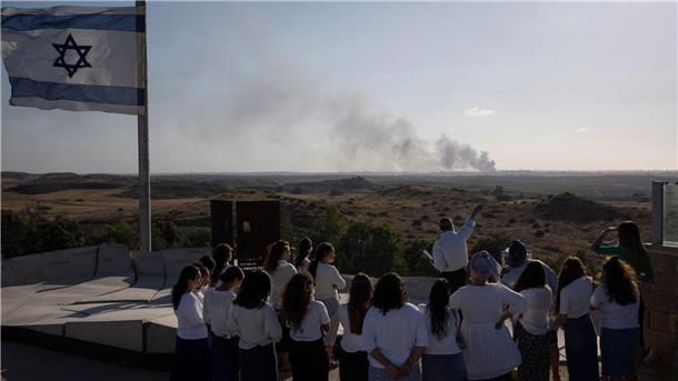 Israelische Armee dringt weiter in Rafah vor Rauch über dem Gazastreifen: Die israelische Armee weitet ihre Angriffe auf Gebiete aus, in denen das Militär schon zuvor im Einsatz war.