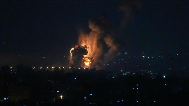 Neue Eskalation in Nahost: Angriffe aus Libanon und Israel Rauch und Feuer steigen nach einer Explosion auf, die durch einen israelischen Luftangriff auf Gaza-Stadt verursacht wurde.